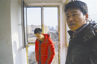 孙竹久（图右）与多少名已购房者相约离开喷鼻河，检查行将“重修”的屋子。