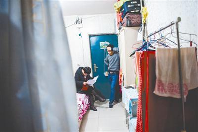 1月14日晚，李爽跟丈夫在北京租住的一间15平方米的房子里探讨新居的细节。