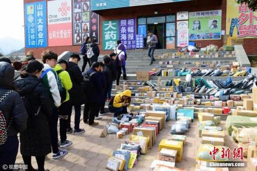 材料图：山东青岛一高校校园内快递点营业量陡增。skd 摄 图片起源：视觉中国