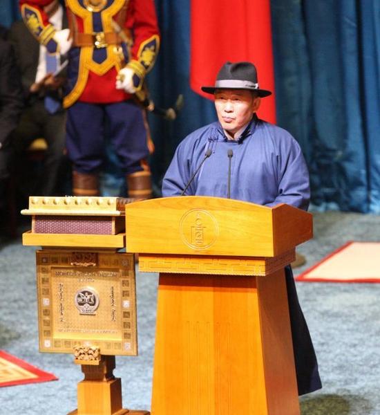 ▲7月10日，蒙古国新总统巴特图勒嘎在都城乌兰巴托国度宫缺席辞职典礼时宣布发言。