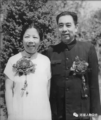 1950年8月8日，周恩来与邓颖超完婚25周年事念照。