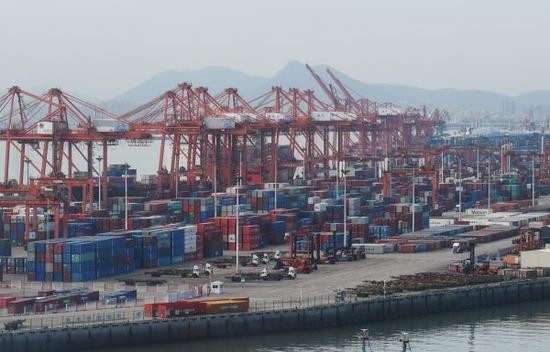 材料图片：堆放满集装箱的厦门港海天船埠（8月3日摄）。新华记者 林善传 摄