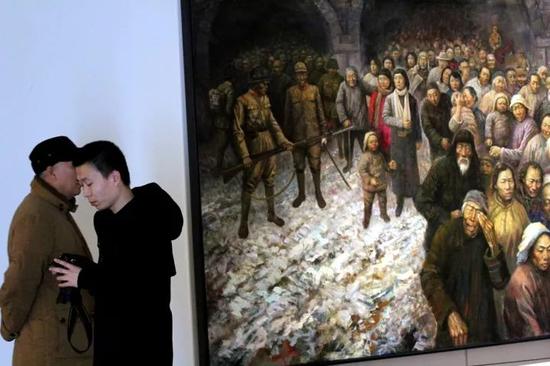12月12日，汗青组画《铭刻1937南京年夜屠戮》在南京江苏美术馆展出。视觉中国供图