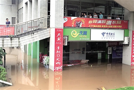 重庆理工年夜学，黉舍食堂一楼跟多少家市肆被淹。记者 李化 摄