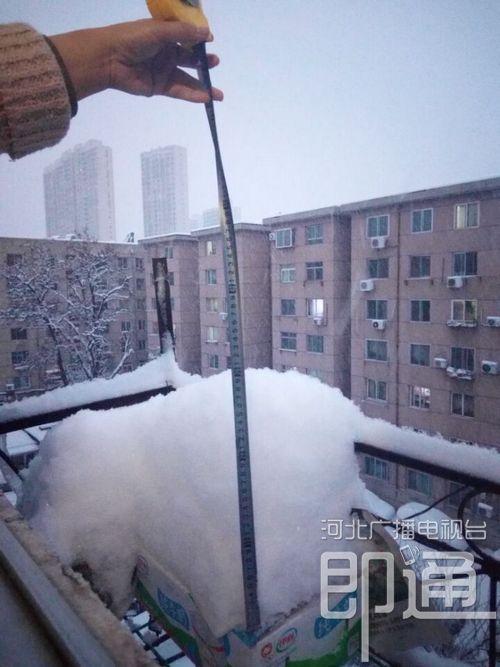 承德某小区一阳台上的积雪已快要30厘米。（承德台记者 步晓宇摄）