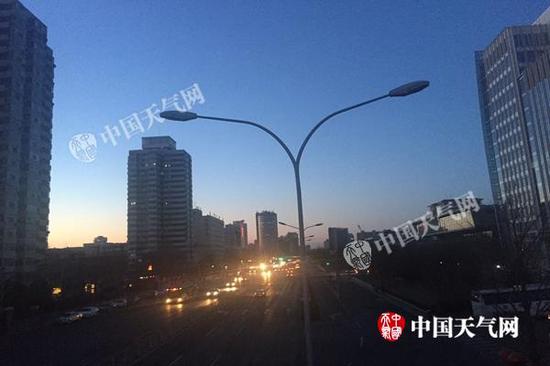 今晨，北京蓝天已开端浮现。杨兴 摄