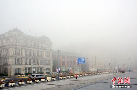 材料图：2016年11月6日，上海遭受年夜雾。 中新社发 周东潮 摄 图片起源：CNSPHOTO
