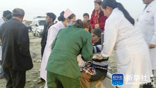 5月11日，新疆塔什库尔干县库孜滚村村平易近在户外接收救治。新华社记者 李晓玲 摄