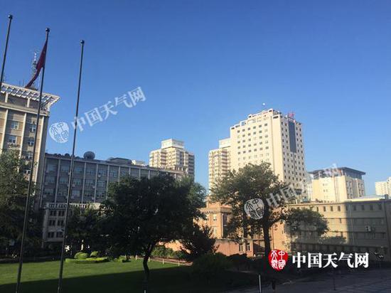 7日晨，北京雨过晴和，天空蔚蓝。