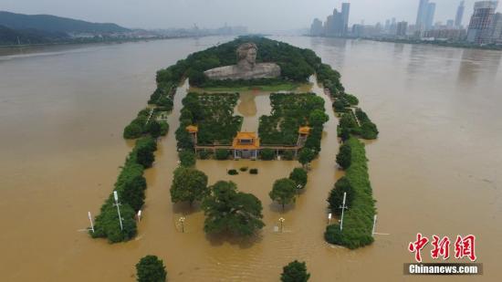 7月2日13时，湘江长沙站水位39.41米，超保障水位1.04米，超警惕水位3.41米，较12时上涨0.02米。图为长沙橘子洲旅行台被淹。中新社记者 杨华峰 摄