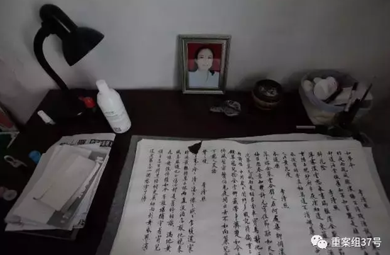 ▲2017年7月17日，赵菁家中的写字台上，摆放着母亲的遗照跟书法习作。这一年来，她常常经由过程训练书法的方法平复本人的情感，同时消磨在家涵养的时光。