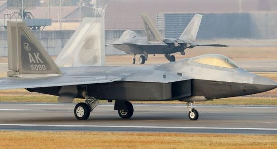 美国重视在亚太地域的军事存在。图为位于韩国光州空军基地的美军F-22“猛禽”战役机。新华社/法新