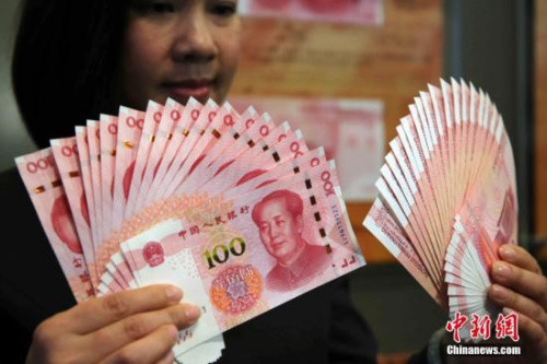 材料图：2015年新版第五套100元国民币钞票。 中新社记者 洪少葵 摄