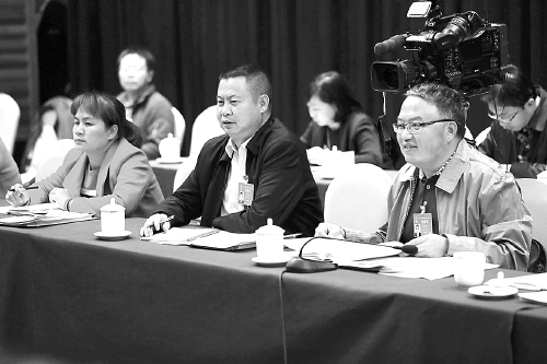 曹红梅代表（左）、倪月红代表（中）与陈爱林代表听代替表谈话。