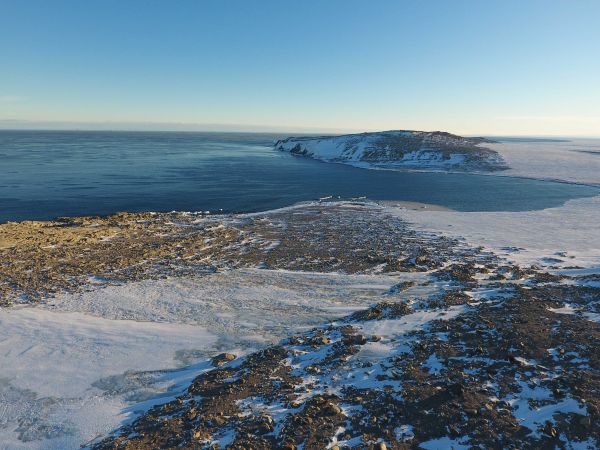 材料图：这是2017年2月13日拍摄的南极罗斯海地区难言岛一处避风前提精良、合适船埠建立的海湾。