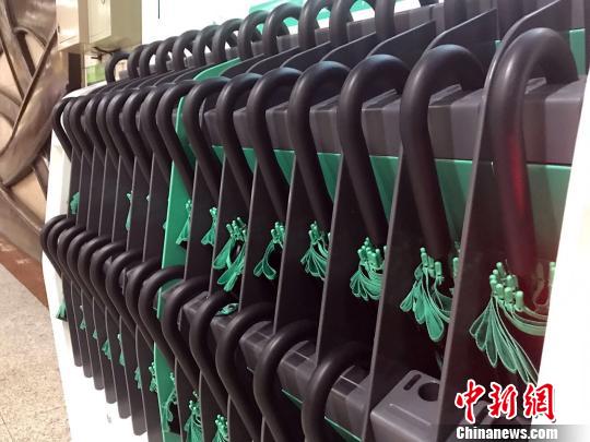 这种装备共有48个雨伞槽，在上海轨交2号线的局部站点投入应用。　王子涛 摄