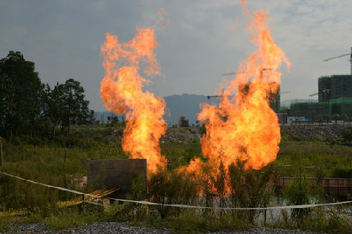 材料图片：贵州正安县安场镇安页1井钻井页岩气焚烧。